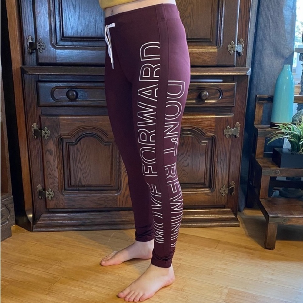 Burgundy leggings with writing in white​​​​​​​​​​​​​​​​